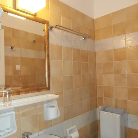 Amfissaeum Hotell 2*